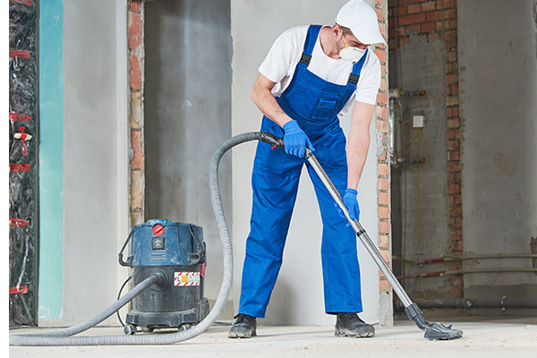 Lemke-Service - Bauendreinigung Ein Arbeiter bei der Bauendreinigung